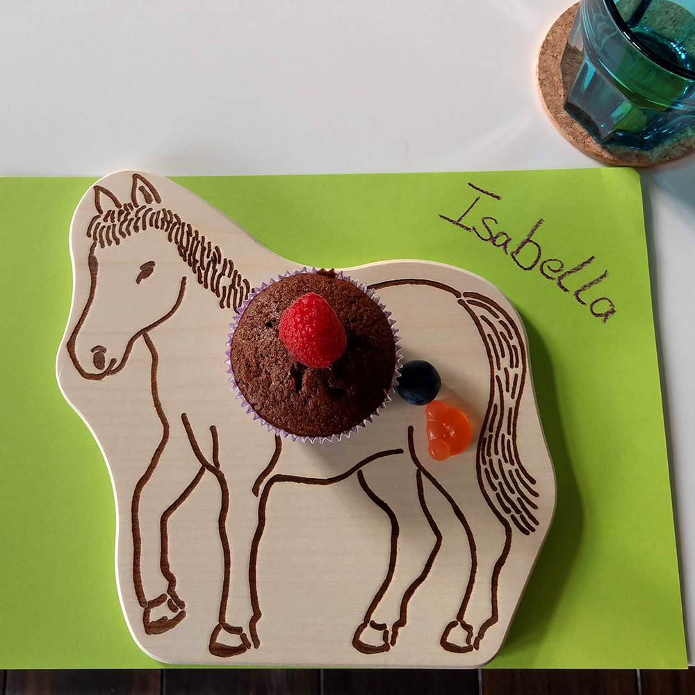 Frühstücksbrettchen für Kinder, Pferd als Form und Motiv, eingebrannt, unverleimt aus Holz 21 cm