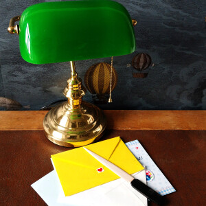 Brieföffner, mit farbigem Griff, schwarz, aus Holz 21 cm